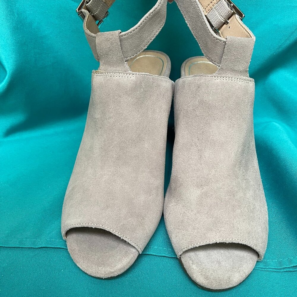 Vionic Perk Kaia Light Grey Suede Peep Toe Stacked Comfort Heels Women Sz 9 NEW